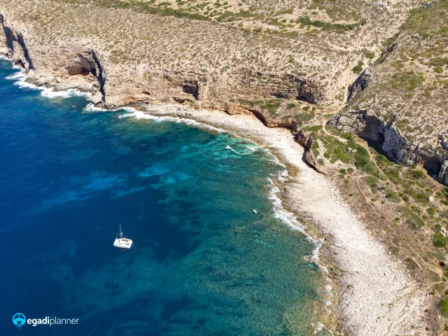 Escursioni a Levanzo: Natura, Storia e Panorama nell’Isola più Intima delle Egadi